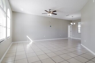 562 Bristol Cir in Kissimmee, FL - Building Photo - Building Photo