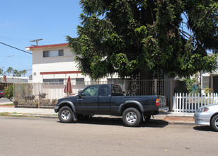 Tropical Terrace in San Diego, CA - Building Photo - Building Photo