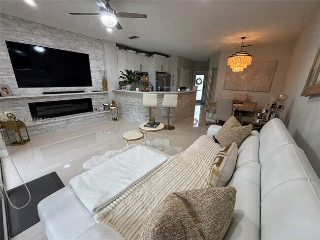 341 SW 121st Ave in Pembroke Pines, FL - Building Photo - Building Photo