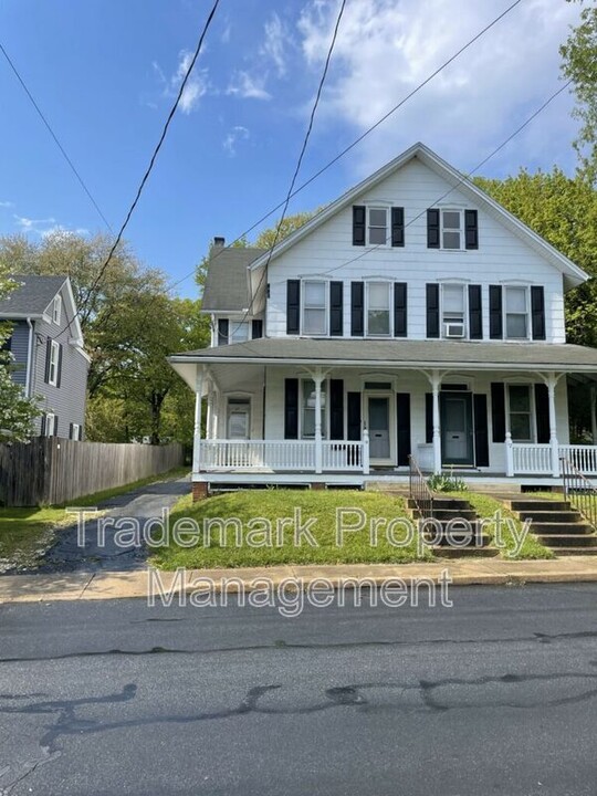 19 W Cottage Ave in Millersville, PA - Building Photo