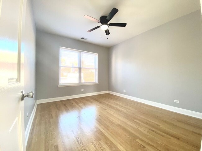 1010 W Sunnyside Ave in Chicago, IL - Foto de edificio - Building Photo