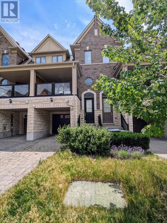 43 Dryden Wy in Toronto, ON - Building Photo