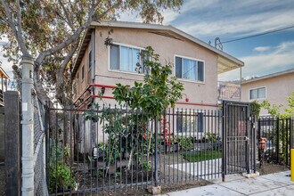 11808-11812 Hart St in North Hollywood, CA - Foto de edificio - Building Photo