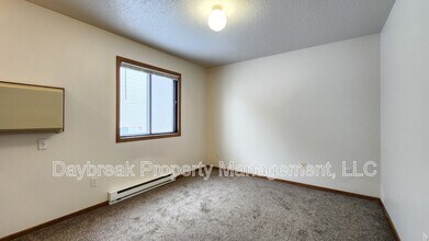 1315 34th St Cir S in Moorhead, MN - Building Photo - Building Photo