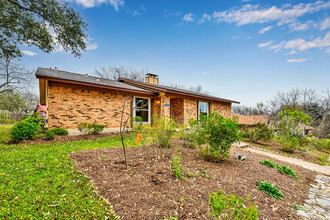 10100 Pond View Cir in Austin, TX - Foto de edificio - Building Photo