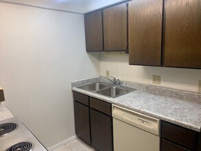 2220 E Murray Holladay Rd in Holladay, UT - Building Photo - Building Photo