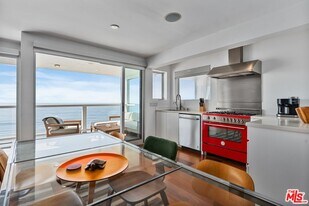 22626 Pacific Coast Hwy in Malibu, CA - Building Photo
