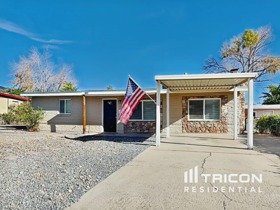 1204 Betts St NE in Albuquerque, NM - Foto de edificio