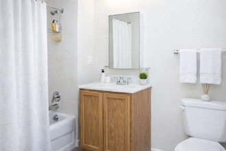 Clinton Manor Senior Living 62+ in Clinton, MD - Foto de edificio - Building Photo