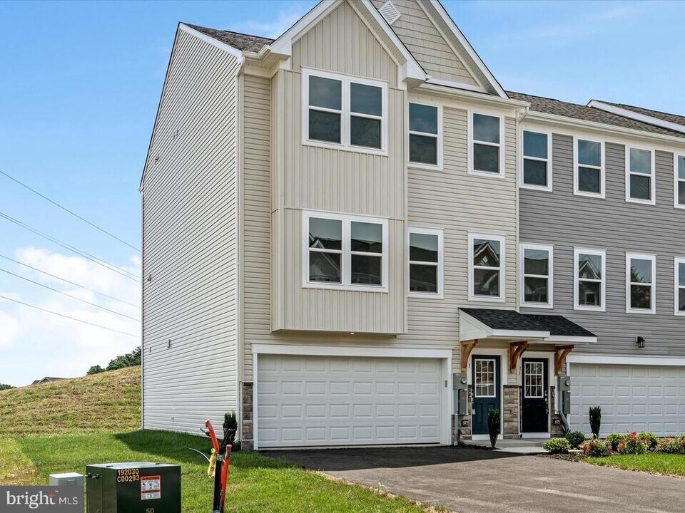 17 Lyriq Ct in Inwood, WV - Building Photo