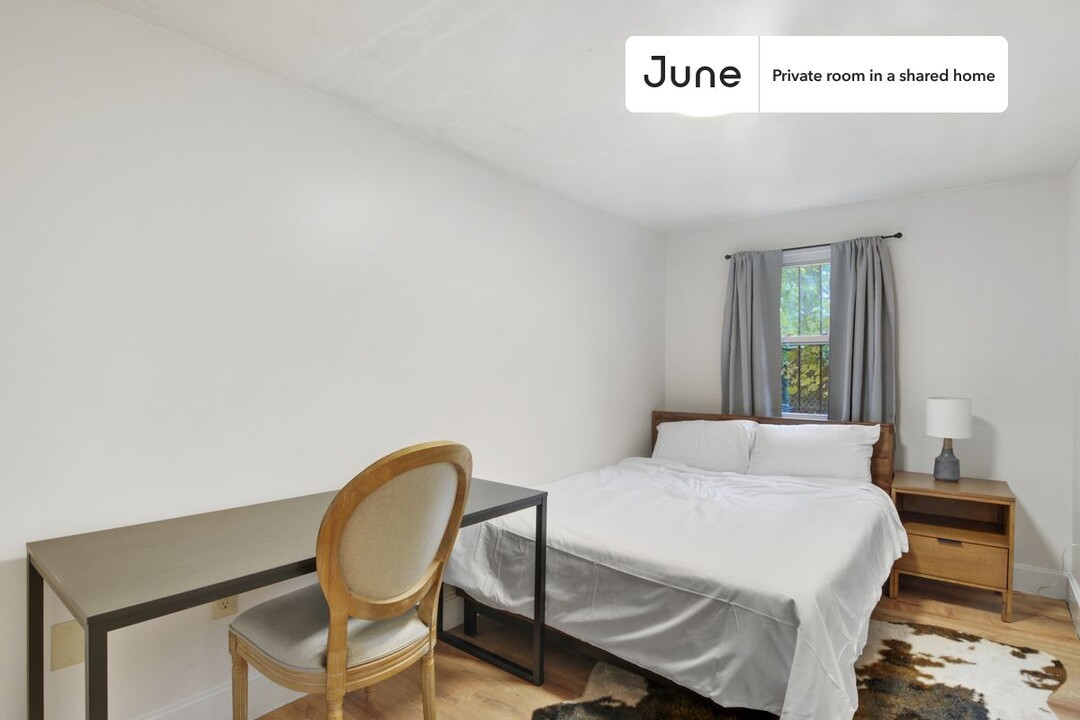 Private bedroom in 3 bed/1 bath Home in Boston, MA - Building Photo