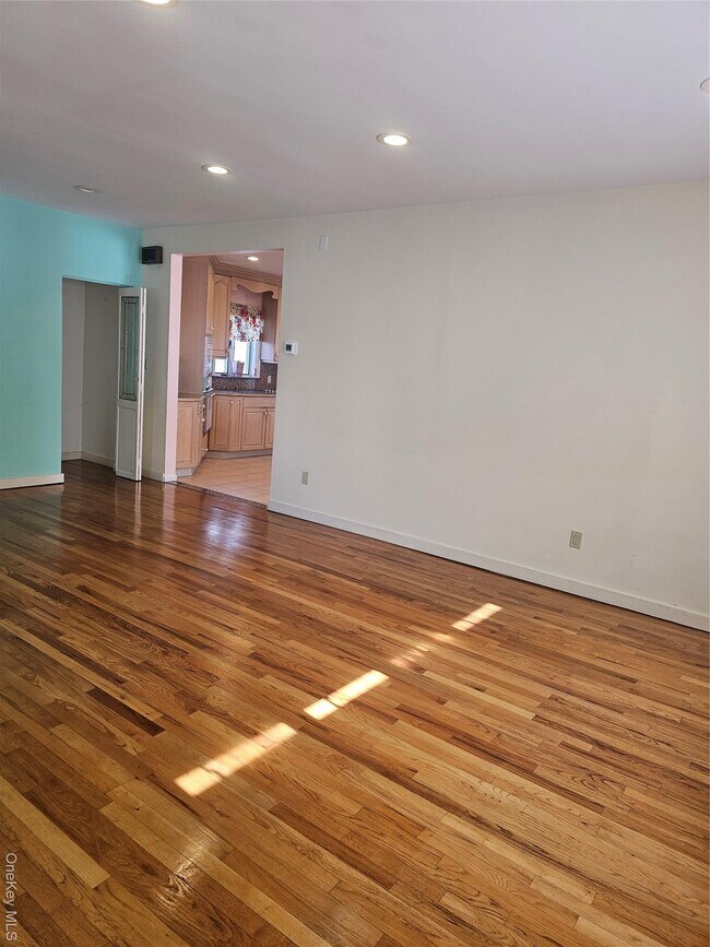 14 Alameda St in Inwood, NY - Building Photo - Building Photo