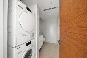 1331 Brickell Bay Dr, Unit BL-25 in Miami, FL - Foto de edificio - Building Photo