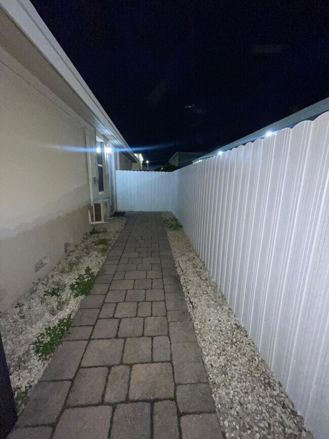 13261 SW 272nd Ln in Naranja, FL - Foto de edificio - Building Photo