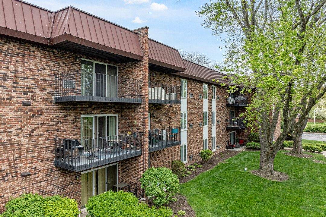 Cress Creek Condominiums in Naperville, IL - Building Photo