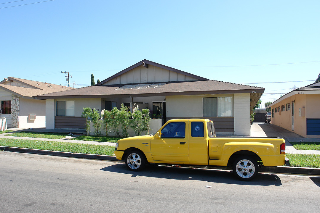 1802 E Grove Ave in Orange, CA - Building Photo