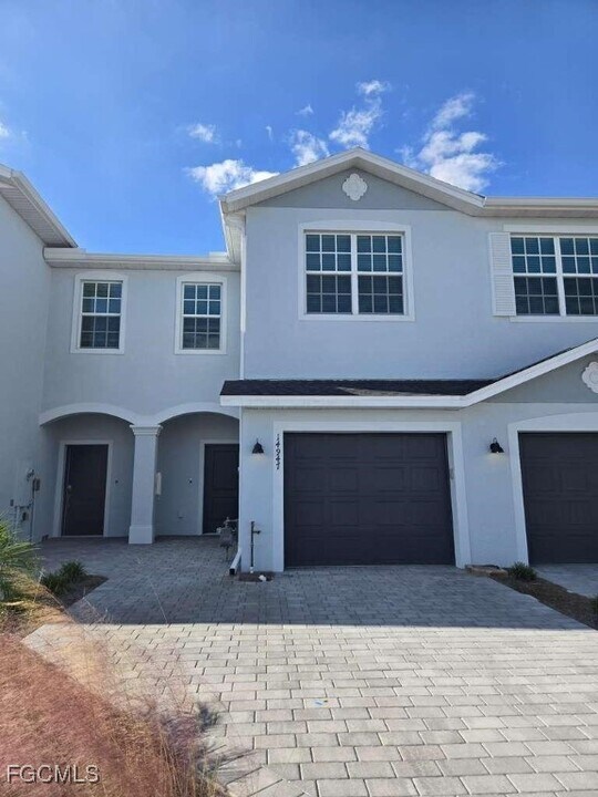 14947 White Pearl Rd in Punta Gorda, FL - Building Photo