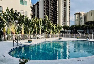 1750 115th NE St, Unit 608 in Miami, FL - Building Photo