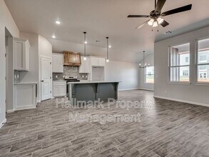 4905 Misty Wood Ln in Mustang, OK - Foto de edificio - Building Photo