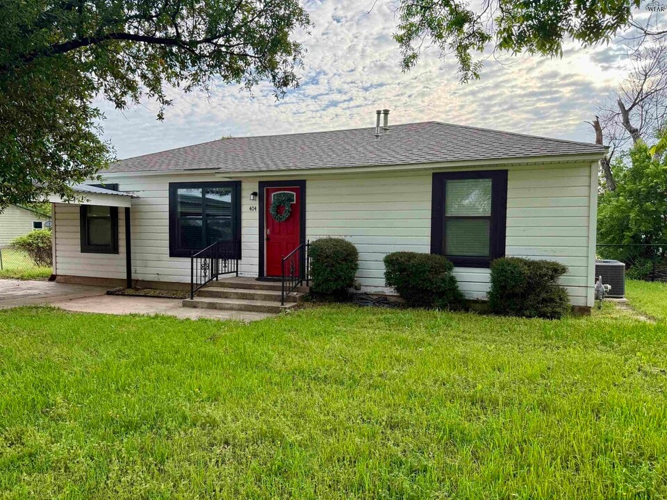 404 N W Ave in Holliday, TX - Building Photo