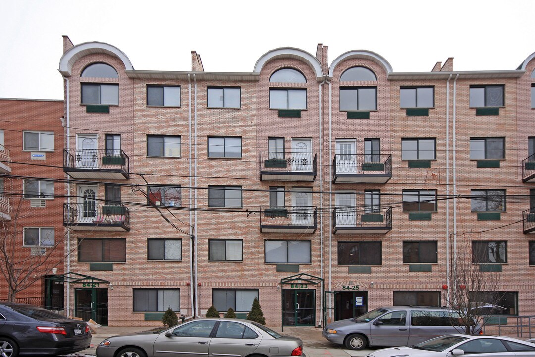84-23 Lander St in Jamaica, NY - Building Photo