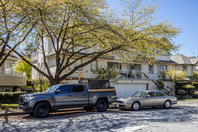 241 4th St E in North Vancouver, BC - Building Photo - Building Photo