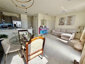 6425 NW 103rd Pl in Doral, FL - Foto de edificio - Building Photo