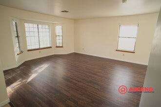 7504 Feather River Dr in Bakersfield, CA - Building Photo - Building Photo