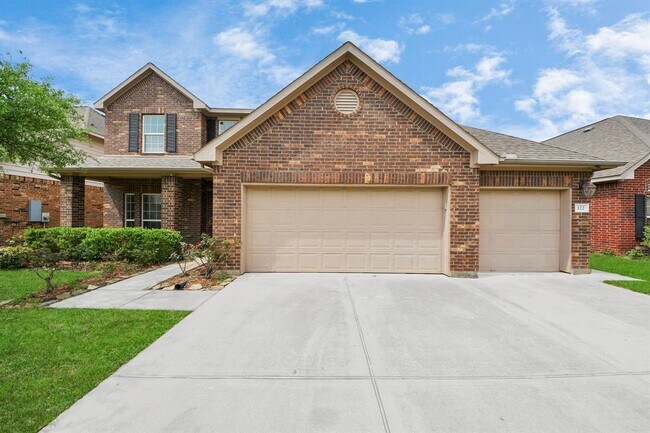 122 Persimmon Dr in Baytown, TX - Building Photo - Building Photo