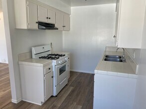 Pinnacle Acacia LLC in Hawthorne, CA - Building Photo - Building Photo