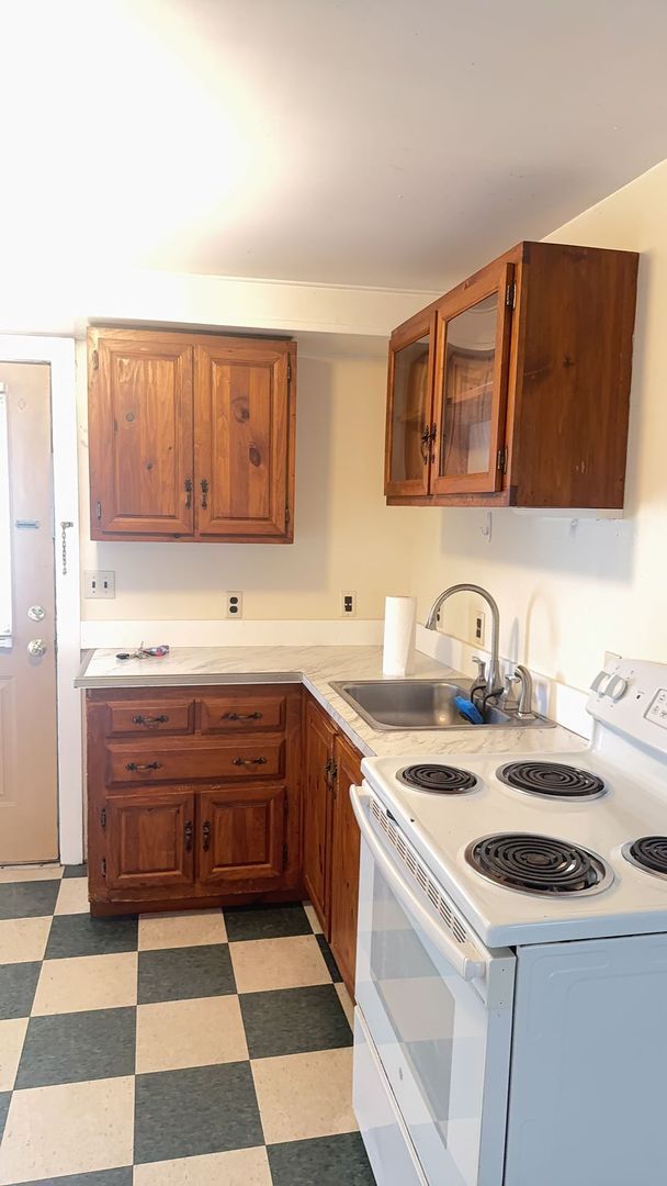 224 Rainbow St-Unit -4 in Royalton, VT - Foto de edificio - Building Photo