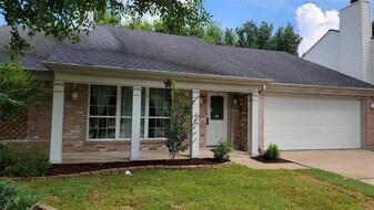 9630 E Savile Cir in Houston, TX - Building Photo