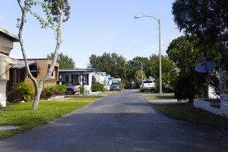 Hollywood Trailer Park in St. Petersburg, FL - Building Photo - Building Photo