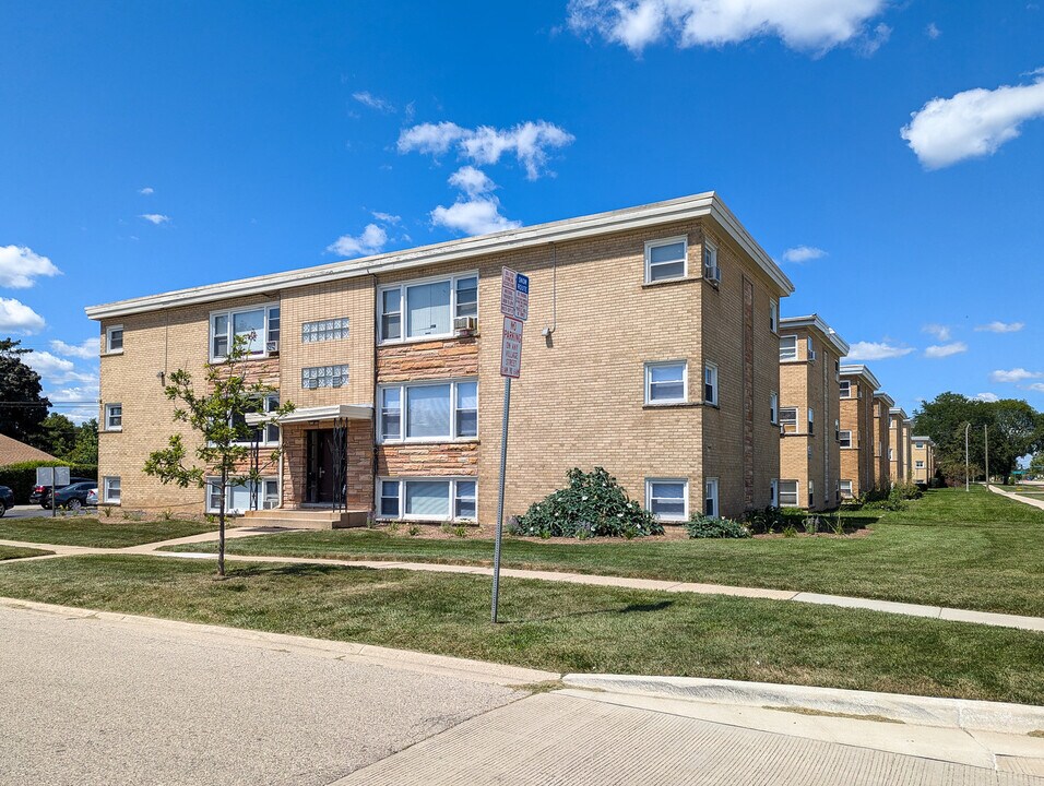 60 N Wolf Rd in Wheeling, IL - Foto de edificio