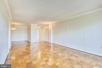 1300 Army Navy Dr in Arlington, VA - Building Photo - Building Photo