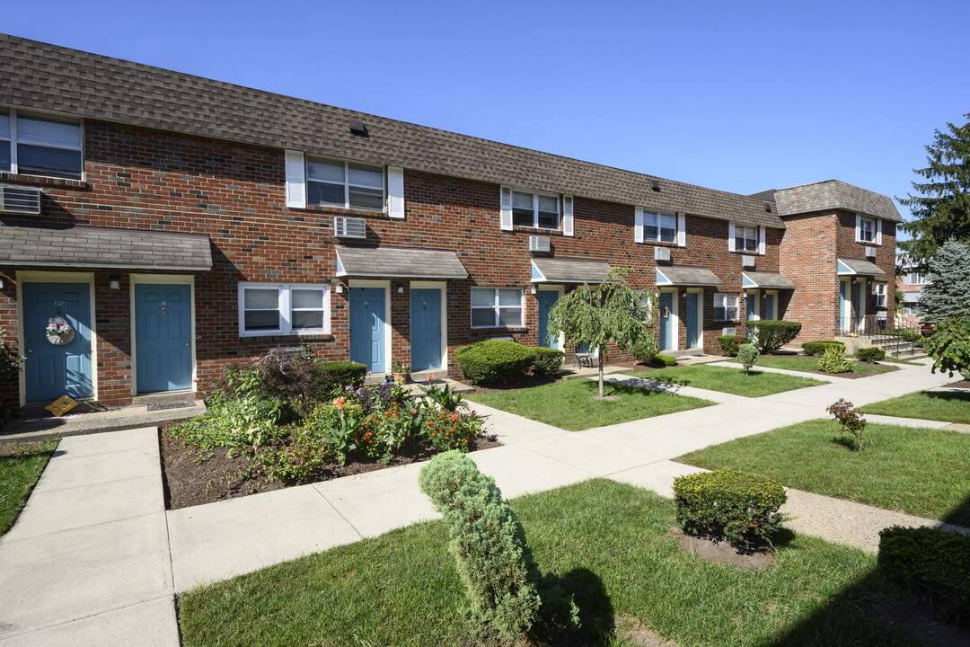 Bishop-Stratford Court Apartments in Stratford, NJ - Building Photo