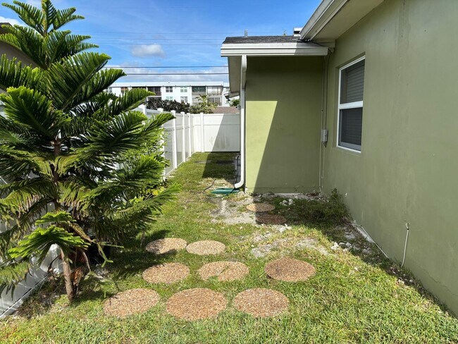 1700 NW 36th Ct in Oakland Park, FL - Building Photo - Building Photo