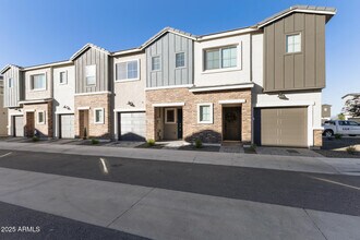 2820 W White Feather Ln in Phoenix, AZ - Building Photo - Building Photo