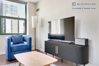 77 W Huron St in Chicago, IL - Foto de edificio - Building Photo