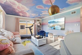 22259 Kittridge St in Los Angeles, CA - Building Photo - Building Photo