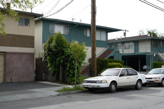 565 Geneva Ave in Redwood City, CA - Foto de edificio - Building Photo