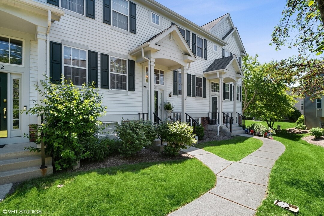 1094 Manchester Cir in Grayslake, IL - Building Photo