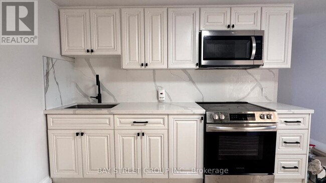 5731 Stanley Ave in Niagara Falls, ON - Building Photo - Building Photo