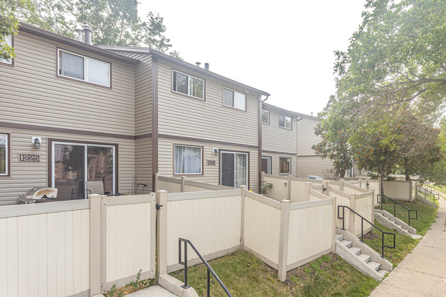 Pioneer Estates in Edmonton, AB - Building Photo - Building Photo