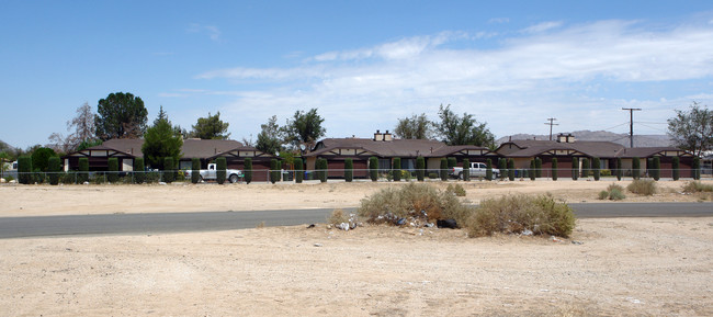 13073 Navajo Rd in Apple Valley, CA - Building Photo - Building Photo