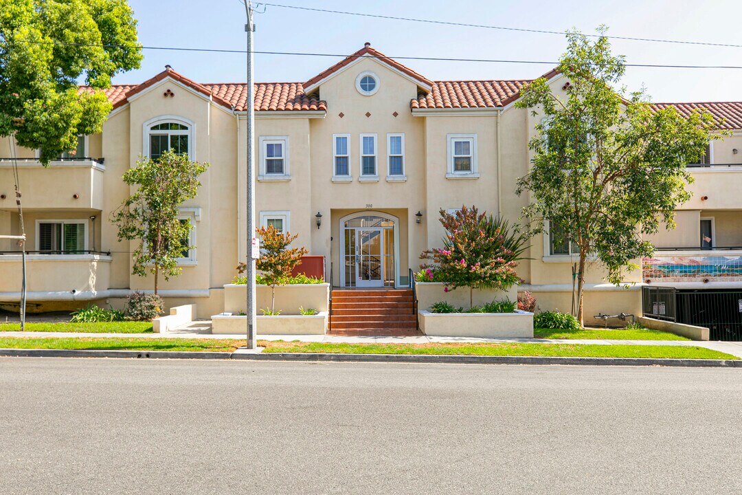 300 E Providencia Ave in Burbank, CA - Building Photo