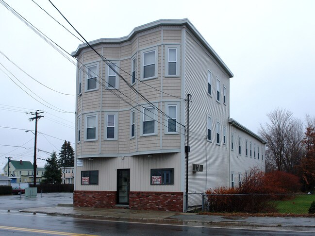 157-159 Merrimack St in Methuen, MA - Foto de edificio - Building Photo