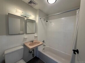 1 Birchwood Ave in Port Washington, NY - Building Photo - Building Photo
