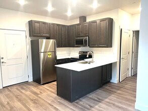 1525 Jonmart Ave SE, Unit 101 in Salem, OR - Building Photo - Building Photo