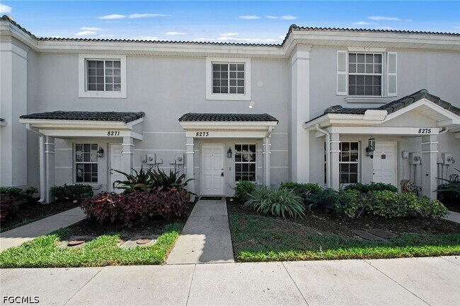 8273 Pacific Beach Dr in Ft. Myers, FL - Building Photo - Building Photo